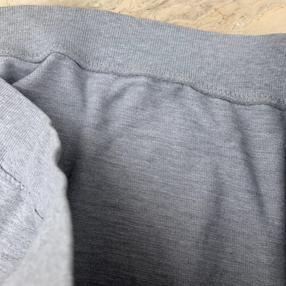 Säljer nu denna grå sweatshirt då den inte kommit till användning, tröjan är köpt på ullared och är i fint skick💗Köparen står för frakt!. Tröjor & Koftor.