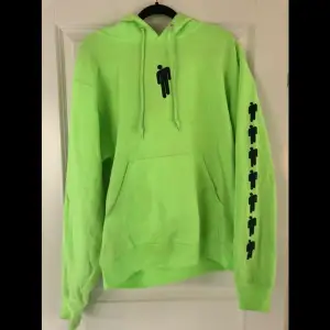 Neongrön Billie Eilish-hoodie som inte säljs längre och är svår att få tag på. Såldes bara innan hon blev en stor artist. Fint skick! 