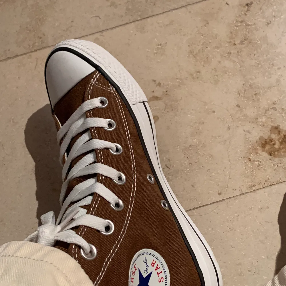 Säljer dessa ursnygga bruna converse då de tyvärr inte passade mig, jag har stl 38-39 i skor så skulle säga att de passar någon med lite mindre fötter⚡️ Färgen syns bäst på bild 3. De är endast använda ca 3 ggr så de är som helt nya! Inga slitningar någonstans💗 Budgivning i kommentarerna eller buda privat!🥰 Budgivningen avslutas fredag 9/4 kl 20.00. Buda endast om du är säker! BUD NU: 650+frakt. Skor.