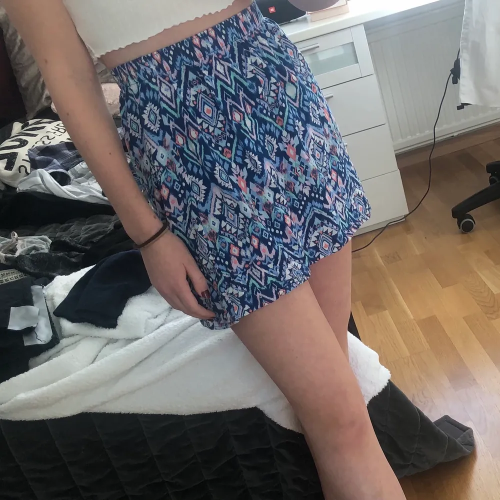 En supersöt kort kjol med fint mönster från HM💙 || Perfekta plagget i sommargarderoben || Säljer då jag tycker att den är lite för kort på mig (är ca 160) || Stretchig resår i midjan så den passar alla midjestorlekar!🤩 || Fraktkostnad tillkommer. Kjolar.