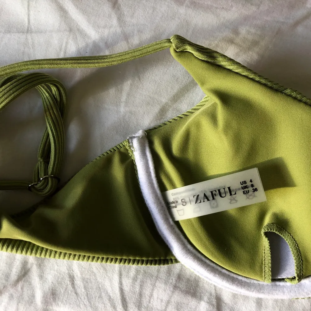 Säljer en oanvänd grön bikiniöverdel från zaful (lappen kvar) som tyvärr är lite för liten💚 den är i ett jättefint grönt ribbat tyg och har justerbara band! BUD 160+frakt budgivningen avlutas på lör 10/4. Toppar.