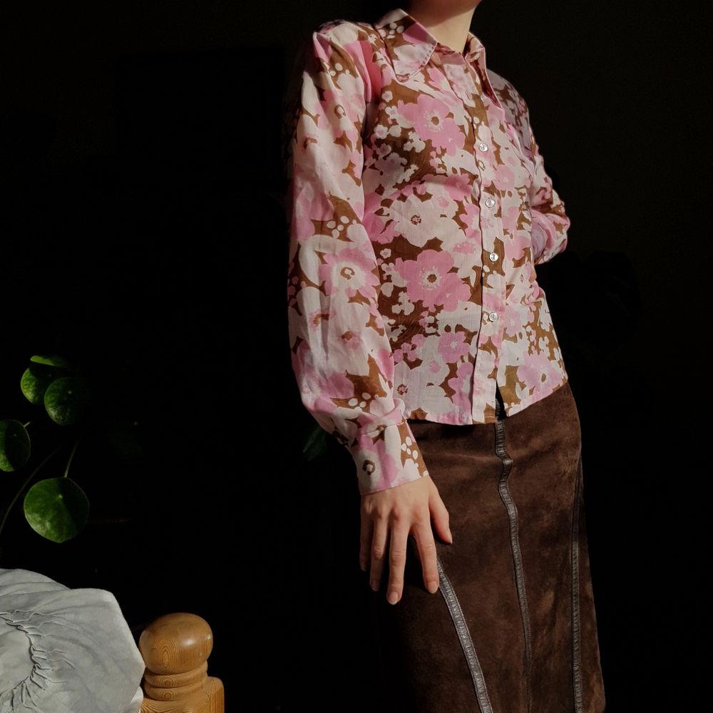 Härlig vintage 70-tals skjorta i fint skick. ☮🌸🌼  Passar XS-S/M bäst. Flower Power! Först till kvarn! 💫+frakt 66kr. Skjortor.