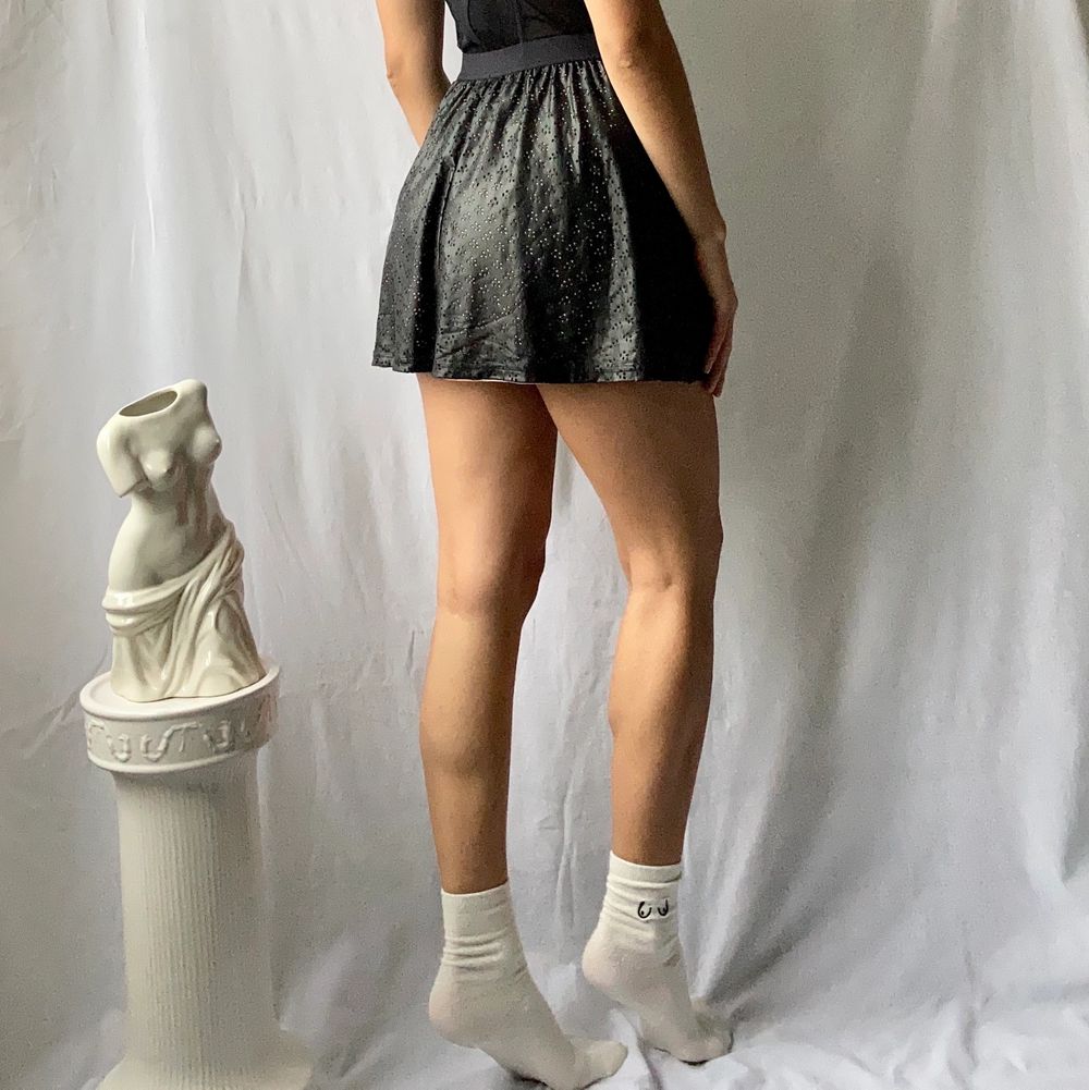 đ BLACK HOLE PATTERNED FAUX LEATHER SKIRT WITH NUDE UNDERSKIRT AND ELASTIC WAISTBAND âą SIZE - XS / EU 34 âą BRAND - Calzedonia âą MATERIAL - Faux Leather MY MEASUREMENTS âą Height 161cm / 5'3