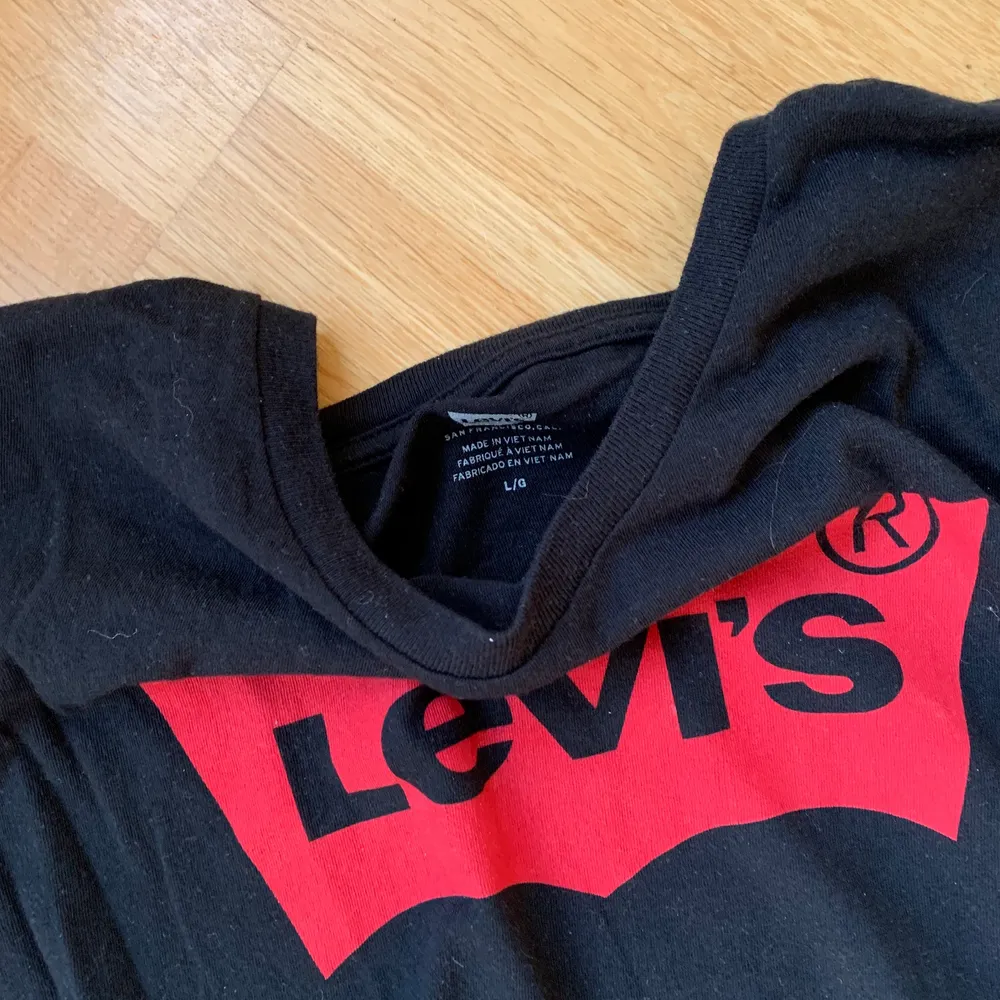 T- shirt från Levis i storlek L. Trycket är rött med svart levis i.. T-shirts.