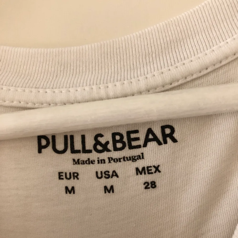 T-shirt från Pull&Bear med motiv av Gustav Klimt. Hämtas på Hisingen, Göteborg. Fraktar ej. . T-shirts.