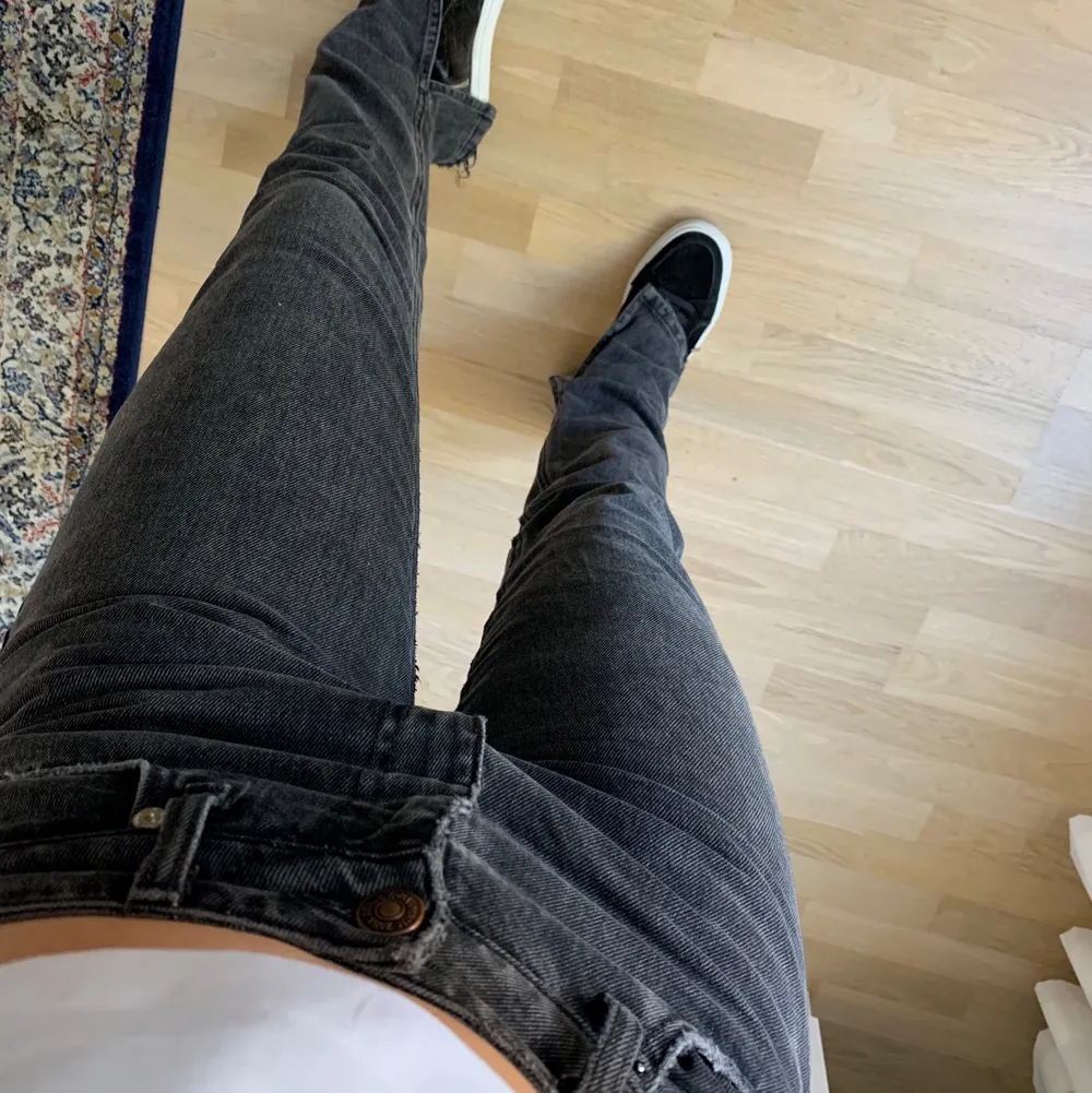 Helt slutsålda jeans ifrån zara som inte ens finns kvar på hemsidan, svart gråa jeans med slits in till💕buda i kommentarerna!!. Jeans & Byxor.