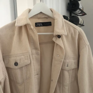 Jacka, Manchester, S - Passar verkligen till allt!!💕 kan mötas upp i Stockholm eller skicka. Köparen står då för frakt. 