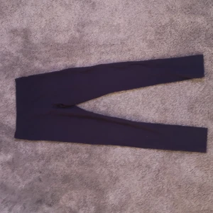 Marin blå thights  - Marin blå thights ifrån cubus i fint skick. På bilden ser de lila ut men de är marinblå. Storlek: 146/152. De är gjorda i ekologisl bomull och är väldigt mjuka och stretchiga. 