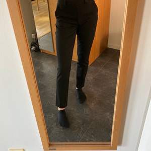 Ett par svarta stretchiga kostymbyxor från H&M! Supersköna och endast använda ett fåtal gånger. Passar mig som är 160 bra i längden. Frakt ingår ej i priset💚