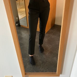Svarta kostymbyxor  - Ett par svarta stretchiga kostymbyxor från H&M! Supersköna och endast använda ett fåtal gånger. Passar mig som är 160 bra i längden. Frakt ingår ej i priset💚