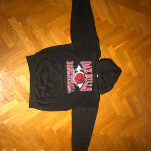 Oak hills basketball - Vintage hoodie - Köpt på tjmaxx som är en amerikansk secondhandbutik. Fin med stort graphic tryck som gör ens outfit mycket finare. I väldigt bra skick 
