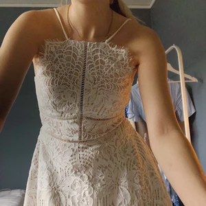 Vit klänning från Love Triangle  - Superfin klänning i spets från Love Triangle som aldrig blivit använd. Passar perfekt till student eller liknande!  Storlek 6/34 men något mindre i storleken (jag är 158 cm o brukar ha 32/34). 🤎⚡️