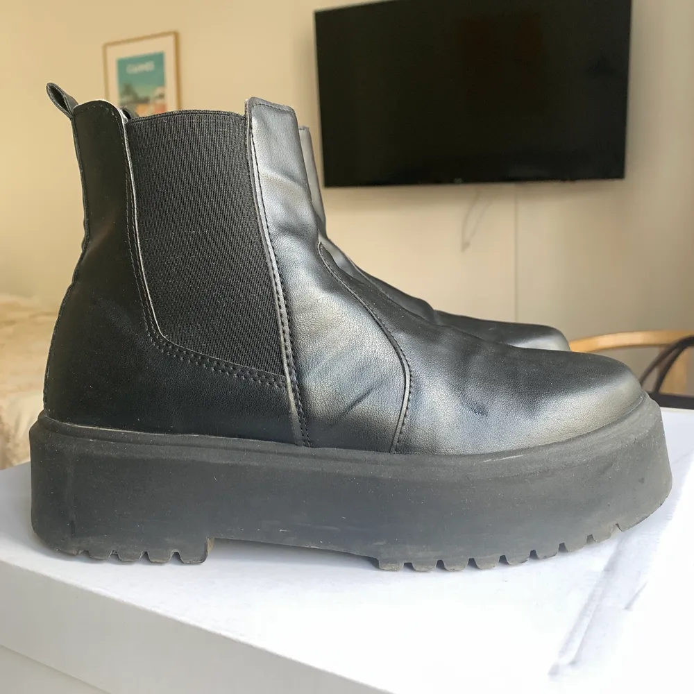 Chunky boots från Asos med platåsula. Inköpta i Augusti 2020. Skor.