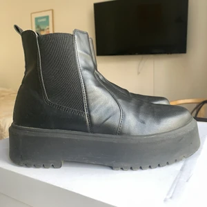 Chunky boots från Asos - Chunky boots från Asos med platåsula. Inköpta i Augusti 2020