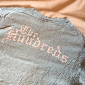 The hundreds t-shirt - Ljusblå t-shirt från the hundreds med tryck på ryggen och broderad ros på framsidan