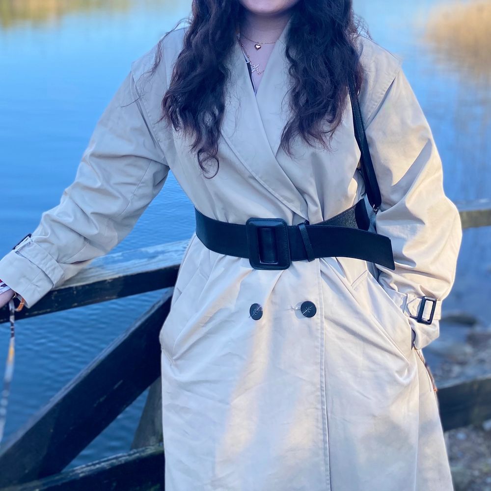 Hej! Säljer denna trenchcoaten köpt på Zara för 1099kr som jag andvänt ett fåtal gånger, så i väldigt bra skick! Det tillkommer ett super fint svart ”läder” skärp. Säljer den för endast 300kr, Då den inte kommer till användning, tyvärr. Den är även vattentät och den sitter super fint på! Kan såklart skicka fler bilder om så önskas!😊. Jackor.