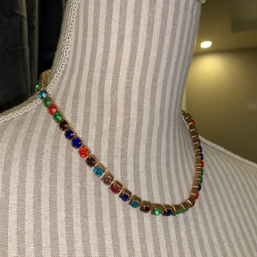 Halsband i stenar i olika färger. Justerbart halsband och använt endasst en gång. Accessoarer.