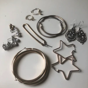 11st Örhängen (& 1st armband) - Önskade mig otroligt många örhängen när jag fyllde år och har inte användning av alla. Några smycken är använda ett par gånger och andra helt oanvända. Alla smycken är tvättade och desinfekterade!  Priset kan diskuteras & du kan köpa utvalda produkter!