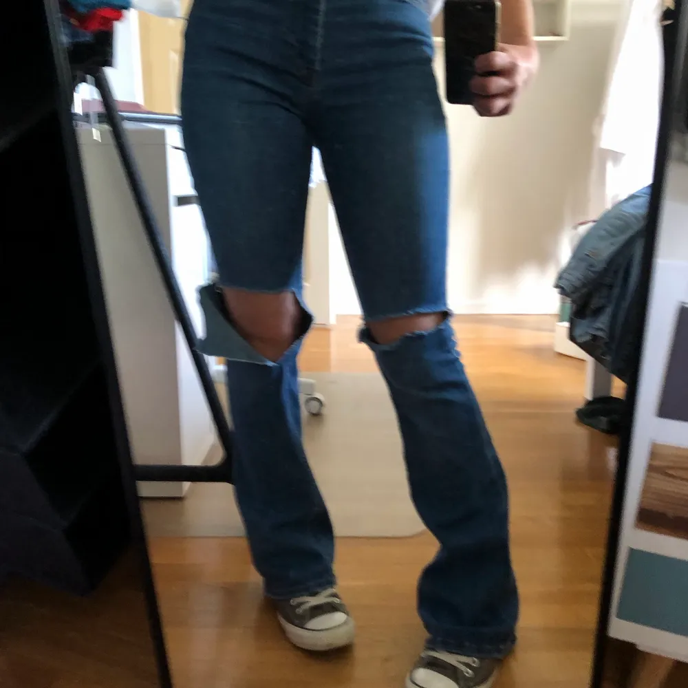 Blåa jeans som varit mina favoritpar, typ bootcut/ straight leg, hål på knäna. De är blåa/ mörkblå. Dessa byxor framhäver verkligen höfterna och rumpan. Har fått många komplimanger när jag haft på mig dessa ⚡️Jag står för frakten💕  (jag på bilden är 156). Jeans & Byxor.