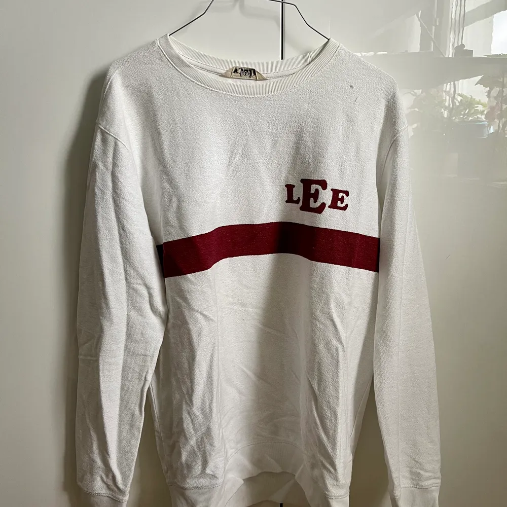 Vintage vit och röd Lee Sweatshirt i storlek M. 🌎 Bra skick!🌈 Betalning via swish!! 🍎🍓🍒. Tröjor & Koftor.