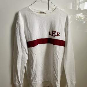 Vintage vit och röd Lee Sweatshirt i storlek M. 🌎 Bra skick!🌈 Betalning via swish!! 🍎🍓🍒