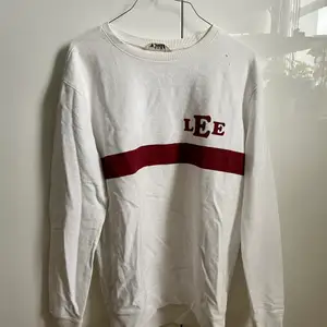 Vintage vit och röd Lee Sweatshirt i storlek M. 🌎 Bra skick!🌈 Betalning via swish!! 🍎🍓🍒