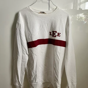 Sweatshirt - Lee - Vintage vit och röd Lee Sweatshirt i storlek M. 🌎 Bra skick!🌈 Betalning via swish!! 🍎🍓🍒