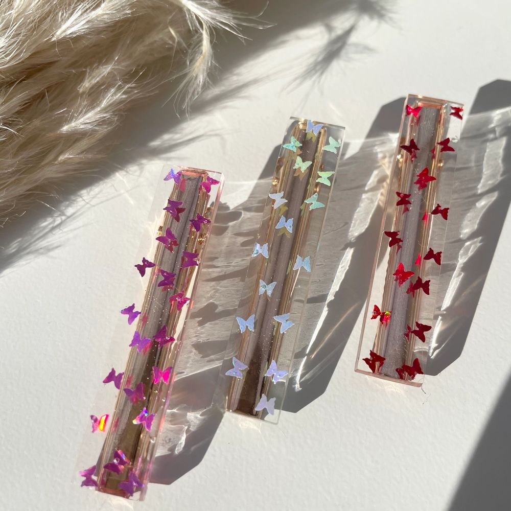 Handgjorda hårspännen som gjord av epoxy resin. I detta kollektionen har vi hårspännen med fjärilar glitter i olika färg som:  🦋 ❤️  Red butterfly ❤️ 🦋 🦋 💙  Blue butterfly  💙 🦋 🦋 💜  Purple butterfly  💜 🦋   DM för beställning ❤️. Accessoarer.