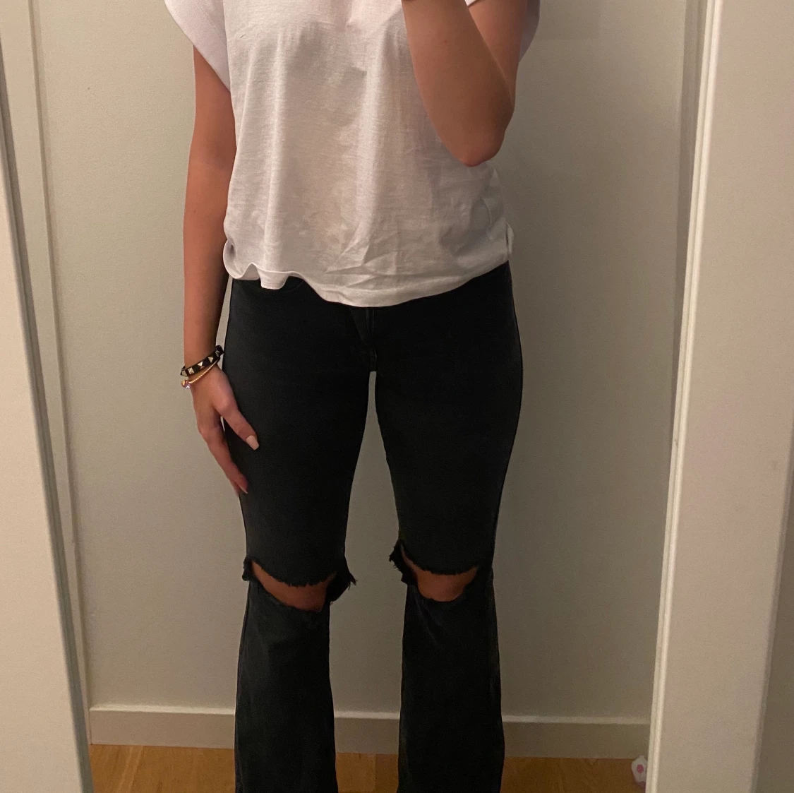 Bootcutjeans med hål  - 90