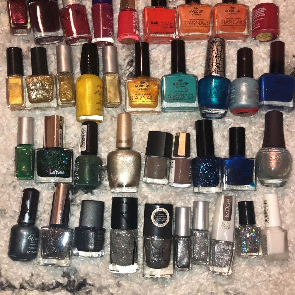 Säljer en MASSA nagellack 😆😆 alla är helt fulla och i perfekt skick. 10kr/st och paketpris om man köper fler än 10. Märken som Isadora, maneupstore, depend, elf, Milano och h&m till andra random märken. Fraktar i en blå påse S så spelar ingen roll hur många du köper men mer värt att köpa fler :). Övrigt.