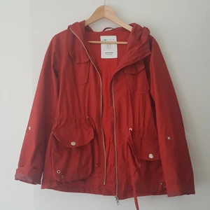 Vår- och höstjacka  - Säljer en fin vår- och höstjacka. Inköpt på MQ för ca 1000 kr. Upplever den som någorlunda vindtät. Storlek S men jag är i vanliga fall en storlek XS och har använt den för att få en pösigare look. 