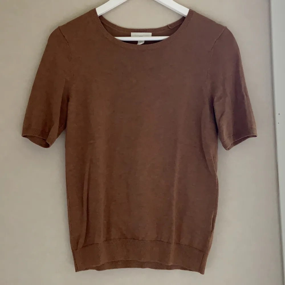 Superfin kaffe brun stickad T-shirt från hm💕 tröjan har muddar vid armarna, kragen och nerdre kanten! Köparen står för frakt!. T-shirts.