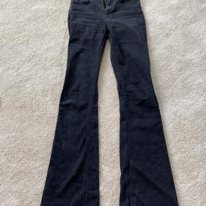 Strl 34, passar även mig som vanligtvis bär 36/38 i jeans, långa och passar även mig som är 175 i längden