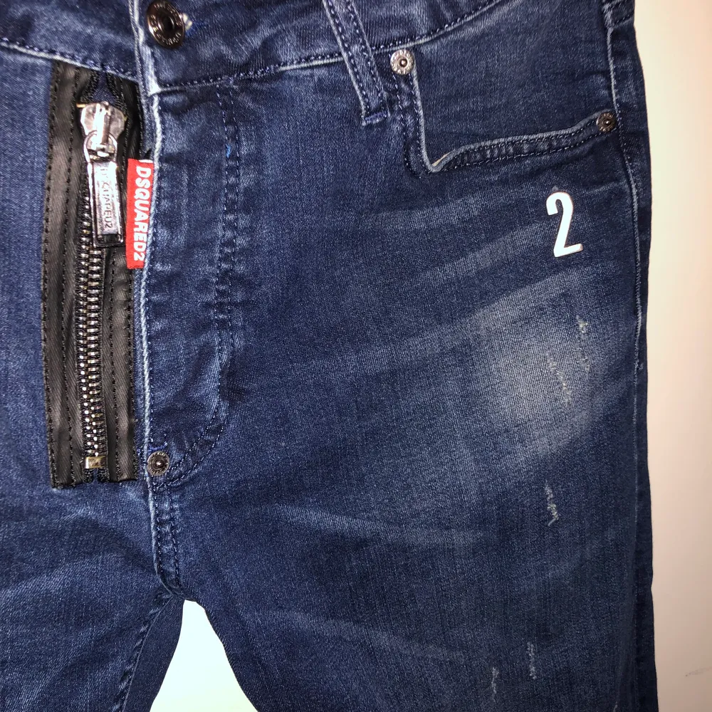 Knappt använda jeans Dsquared2 jeans i storleken 48.  Vid frågor kring hur storlekarna, så är det bara att hojta till.  Jeansen är i toppkvalitet och bättre än så kommer du inte att hitta.. Jeans & Byxor.