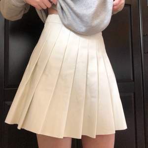 Vit kjol som liknar en tennis kjol. Har haft den i ca ett halv år och aldrig använt. Helt ny endast provad! 💗 betalning via swish!
