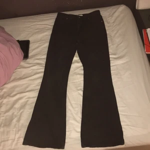 Jeans - Ett par svarta Jeans från Zara som är använda en gång! Andra bilden är från en video, kom privat för fler bilder. Storlek 36 men lite små i storleken så passar för 34 med🤍