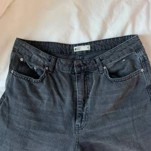 Svarta jeans från GinaTricot i storlek 40! Knappt använda och de är lite smalare vid foten! Frakt tillkommer❤️