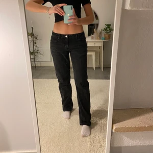 Arrow jeans - Svarta lågmidjade jeans från weekday i modellen arrow. Byxorna är i storlek W29 L32, säljer pga av utrensning av garderoben. Skriv för fler bilder eller frågor! Är 169 cm btw💕budgivning eller köp direkt för 350+frakt😊