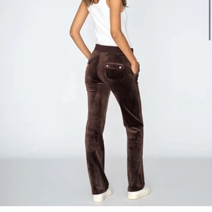 Juicy Couture - Brun juicy couture, inga fel på dom. Kan skicka bild privat. Slutsålda överallt.