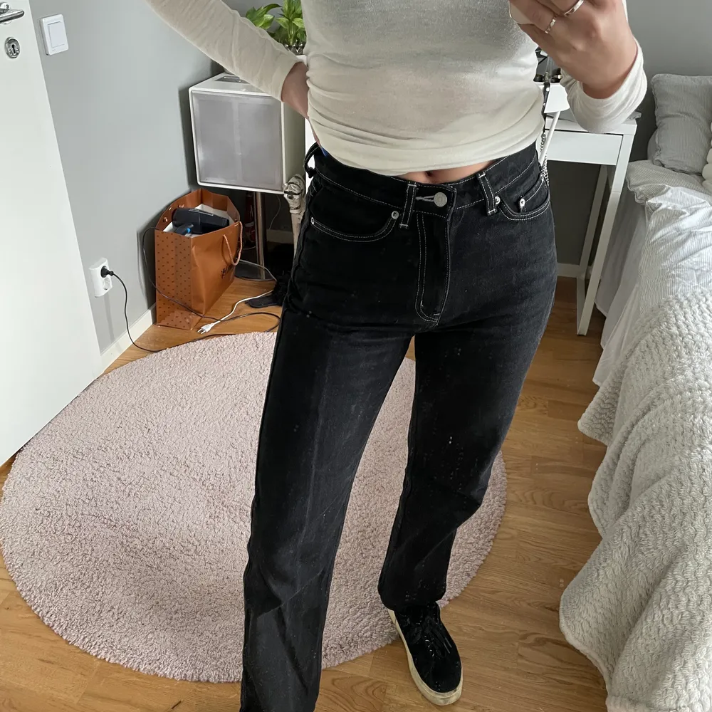Jätte snygga svarta jeans med vita sömmar i modellen row,  från weekday. Sitter bra på mig som är 165 och brukar bära 36. Säljer på grund av att de inte kommer till användning längre:) . Jeans & Byxor.