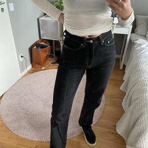Jätte snygga svarta jeans med vita sömmar i modellen row,  från weekday. Sitter bra på mig som är 165 och brukar bära 36. Säljer på grund av att de inte kommer till användning längre:) 