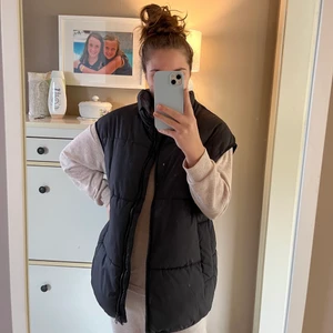 Svart väst, vinter, höst- och vårjacka. - En svart väst som är ganska tjock. Skulle klassa den som vinterjacka men man kan ha den på våren och hösten också. Köpte den för ungefär en månad sen så har haft den ca 3-4 gånger. Eftersom den är så nu så är den såklart i bra skick. Den har två stora fickor med dragkedja. Köparen står för frakt. 