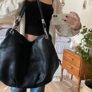 Väska - Snygg rymlig svart väska, aldrig använd