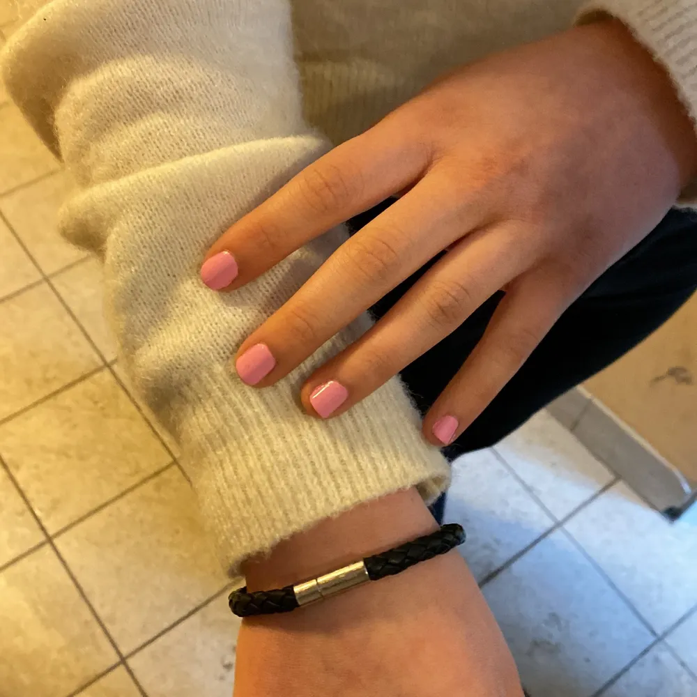 Så fint armband från skultuna i läder med en fin silver detalj där det även står deras logga 😍💘 dm för mer info ❤️ nypris 700kr säljer för 200kr💕. Accessoarer.