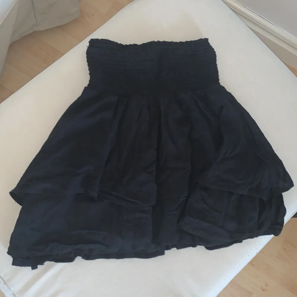 Säljer denna super söta volang kjol från Linn Ahlborgs collab med NAKD. Säljs inte på hemsidan längre. Säljer då den inte kommer tillanvänding för mig. Storlek 34 men passar 36 också. Köparen står för frakt!💖. Kjolar.