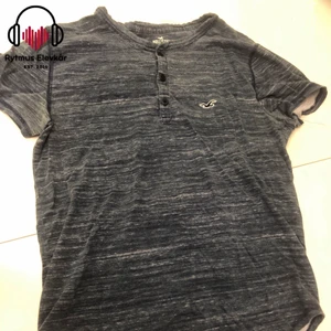 Grå melerad t-shirt - Grå melerad tr-shirt i strl xs. Säljs av Rytmus Stockholms Elevkår, alla kläder som säljs har skänkts utav elever på Rytmus och de pengar som samlas in från klädinsamlingen ges oavkortat till WWF. Ta chansen och köp fina kläder second hand och bidra på samma gång till att bevara miljön!