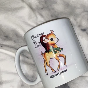Ariana grande Christmas & chill mugg - Ifrån hennes hemsida 