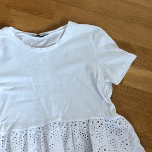 Söt zaratopp Strl S - Säljer min söta zaratopp pga att den blivit för liten. Bra skick och knappt använd. En vit topp med detaljer som passar perfekt nu inför sommaren! Den är i storlek S… Skriv privat för mer bilder eller för frågor! Köparen står för frakten!