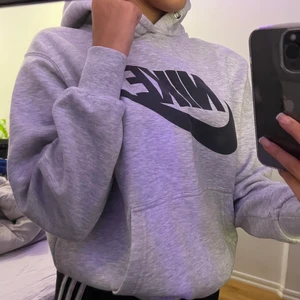Nike Hoodie - Snygg, grå och lite vintage aktig Nike hoodie från Nike. Hittar ingen lapp på den men skulle gissa att den är i XS. Säljer den då den tyvär blivit för liten för mig, men annars skit snygg!