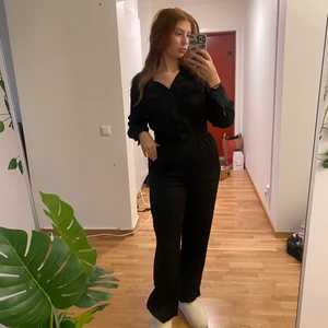 Helt ny Jumpsuit strl L - Aldrig använd lappen sitter kvar från H&M storlek L men stretchigt material passar även större storlekar 